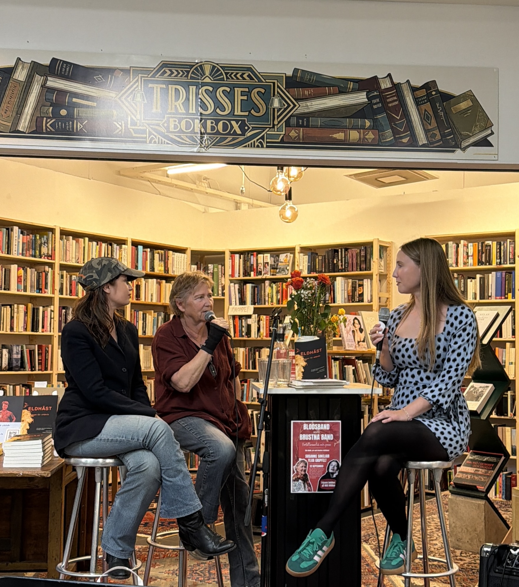 Evelyn modererar ett författarsamtal med Susanne Sinclair och Ylva Gripfelt på Trisses Bokbox i Malmö